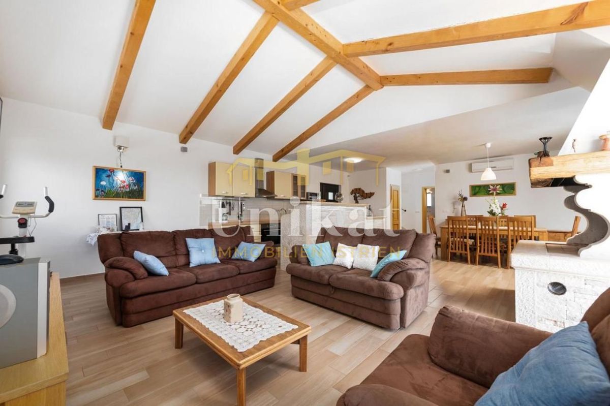 Casa con piscina e vista mare